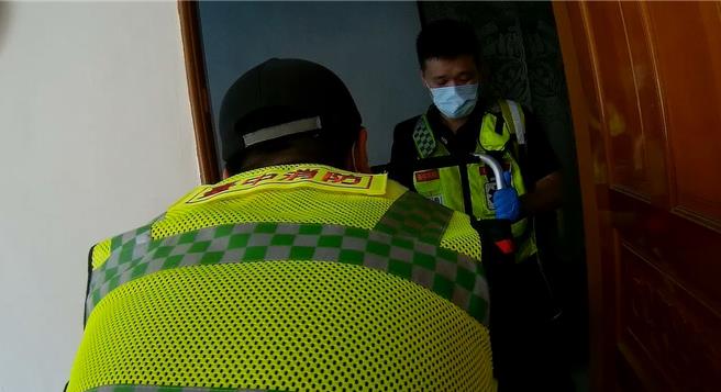 警方会同陈老板前往王男的租屋处查看，破门而入，发现王男虚弱地倒在床边，也立即将他送医。（图／中市警五分局）