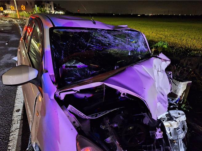 碰撞力道之大，讓兩輛車頭皆嚴重變形。（民眾提供／李奇叡台南傳真）