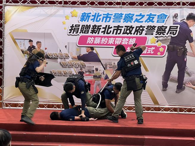 新北市警察局教官示范新型防暴约束带使用方式。（王扬杰摄）