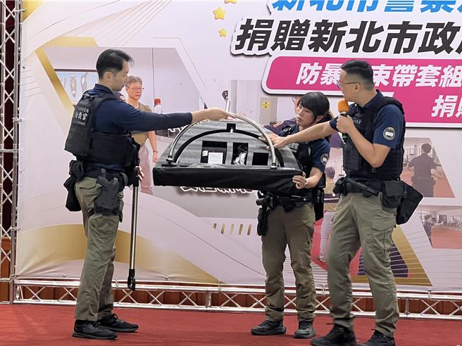 新北市警察局教官示范新型防暴约束带使用方式。（王扬杰摄）