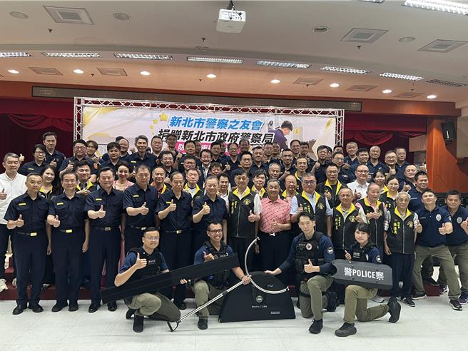 新北市警察之友会捐赠新北市警察局200套防暴约束带套组，今举行捐赠仪式。（王扬杰摄）