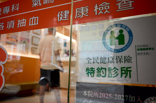 新冠疫情升温，疾管署预估现在到8月初总就医人次恐将达到170万，医师团体呼吁高危险群必须接种疫苗并持续增加快筛试剂量产，铺货到医疗单位及各通路；图为民眾前往诊所就医，医师问诊并为民眾执行快筛检测。（郭吉铨摄）