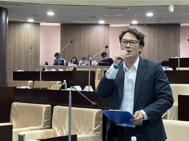 南投縣議員簡千翔3日關心校安問題，老師忙於處理，教學熱情消褪，要求教育處積極導正校園文化。（楊靜茹攝）