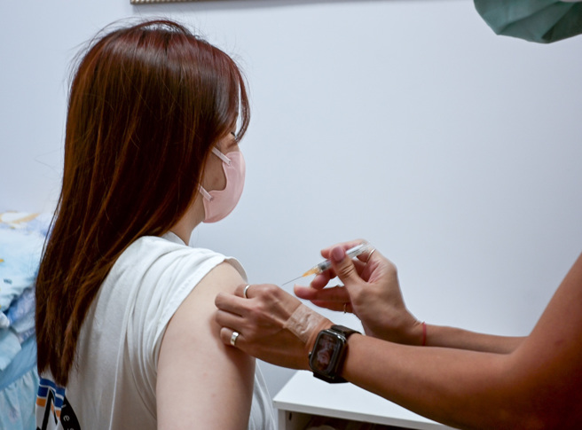 新冠疫情升温，疾管署预估现在到8月初总就医人次恐将达到170万，医师团体呼吁高危险群必须接种疫苗并持续增加快筛试剂量产，铺货到医疗单位及各通路；图为民眾前往诊所施打新冠疫苗。（郭吉铨摄）