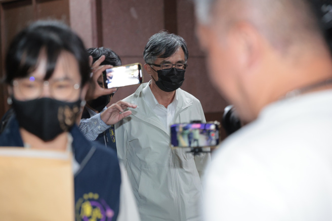 台北地檢署3日指揮廉政署約談涉嫌行賄前立委陳歐珀的前聯興國際物流創辦人洪英正（中），晚間移送北檢複訊。（郭吉銓攝）