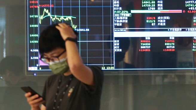 证交所2日公布5月底总开户人数再飙新高，达1,344万8,452人，较4月底增加28,538人。其中，30岁以下新开户数17,827人，占总新开户数的62.47％，再次突破6成。 图／本报资料照片