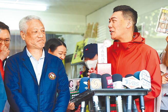 罢团「地动删瑶」领衔人张克晋（左）声明退出，召集人赖苡任（右）向法院声请假处分，请求法官命令中选会就他提出的连署罢免函受理。（本报资料照片）