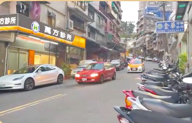 基隆许多民眾会利用中山二路65巷的社区大型迴车塔前往虎仔山，近日建商将辟建新计画道路，迴车塔预计封闭210日历天，居民忧心交通受衝击。图为中山二路65巷口。（基隆市议员施伟政提供／徐佑升基隆传真）