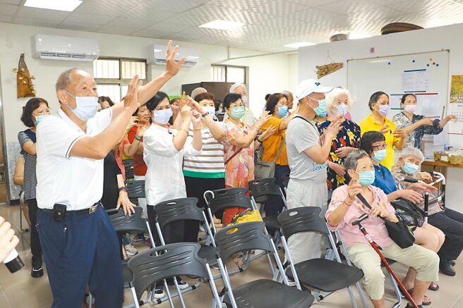 新北市崇德光慧经典教育推广协会2日在土城区广福里成立社区关怀据点。（新北市社会局提供／柯毓庭新北传真）