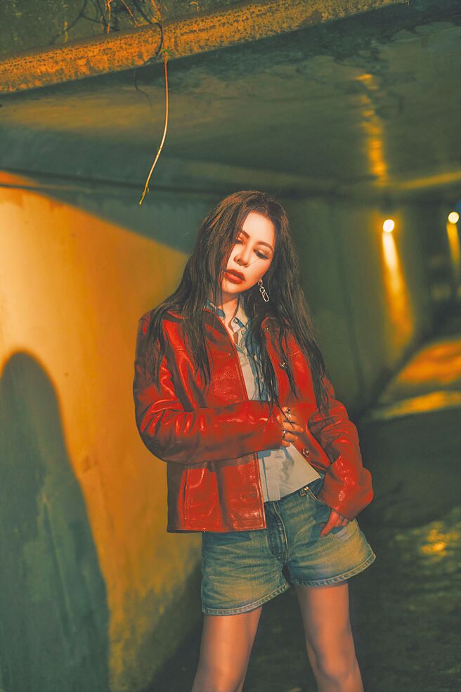 艾怡良穿皮衣拍攝MV時，來回走了超過30幾遍。（環球音樂提供）