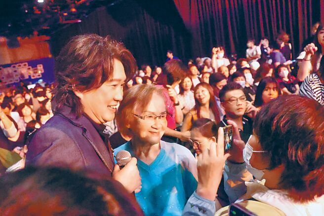 周治平（左）于1日演唱会上与96岁妈妈温馨互动。（尚时代文创娱乐提供）
