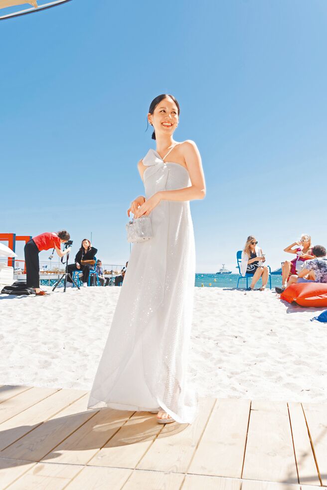 袁子芸远赴坎城出席影展活动，见朝阳作伴直呼幸运。（力天娱乐提供）