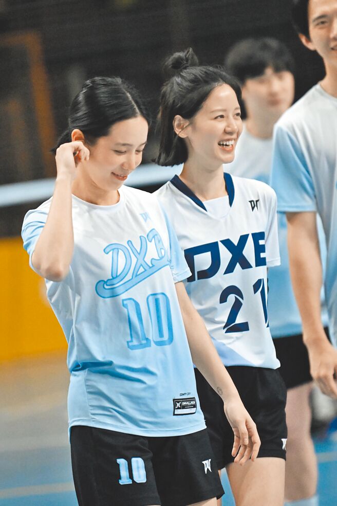 袁子芸（右）与温贞菱组队参加世壮运排球团体混合项目。（力天娱乐提供）