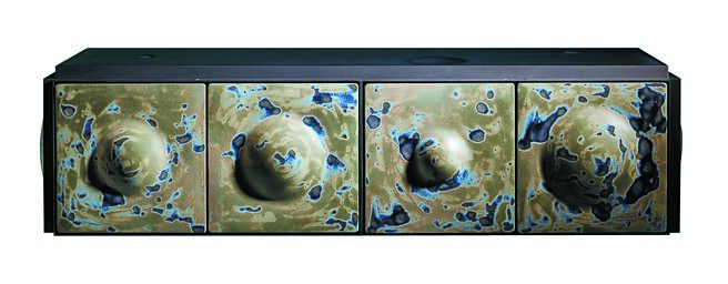 Davide Sozzi设计的AGHARTI收纳柜，门片上饰以赤陶制作的瓷砖为其特色。（Promemoria提供）