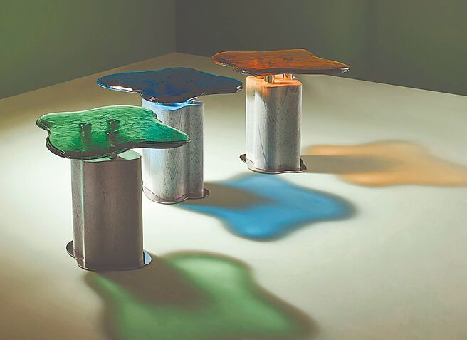 Davide Sozzi设计的MARQUIS矮桌，底部为喷砂蛇纹大理石。（Promemoria提供）