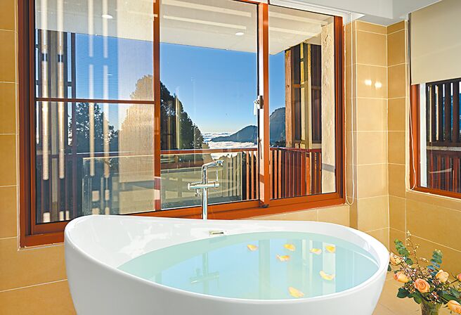 阿里山宾馆贵宾套房可观赏云海夕阳美景。（阿里山宾馆提供）