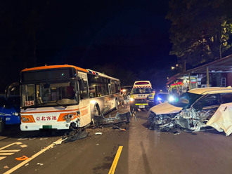 新店對撞車禍！43歲女駕駛「精神不濟」 猛撞對向公車