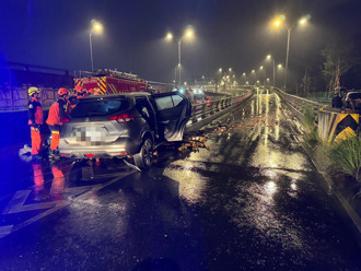 畫面曝光！76歲翁凌晨駕車自撞中安大橋  車頭「嵌入橋墩」慘死