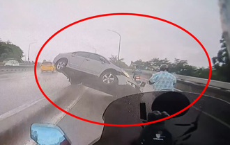 惊险瞬间！高雄轿车失控撞分隔岛「衝进机车道」 妇急煞逃鬼门关