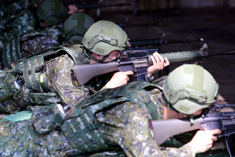 畫具遭損抓狂！關指部中士持T91步槍上膛瞄準上士  掏105萬和解求緩刑