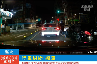 綠燈起步慢！板橋男遭3壯漢鐵拳爆捶車窗   恐怖畫面曝