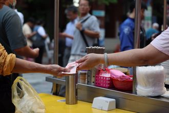 小吃摊注意！摸完钱又摸食物 恐挨罚6万起跳
