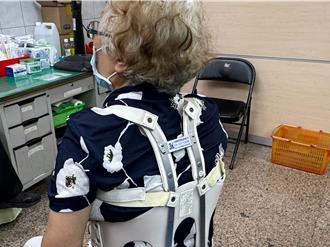 高齡也能開脊椎手術！微創手術讓84歲退休師擺脫輪椅生活