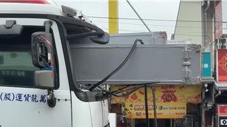 生死瞬間！嘉義拖板車撞休旅車  鋼骨刺穿車頭   差1公分人頭落地