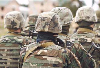 天道盟副組長吸收現役軍人舉五星旗拍「投降片」  10人判刑確定啟動防逃