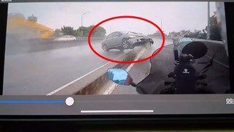 下雨疑水瓢效應！ 轎車高速失控 騎士險遭撞擊