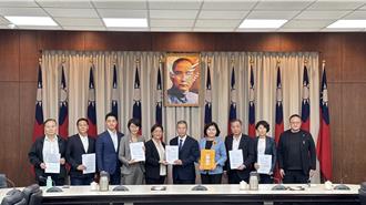 不滿行政院刪補助款 饒慶鈴北上遞訴願書