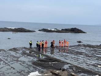 快訊》新北龍洞外海漁船翻覆　船長落海失聯中