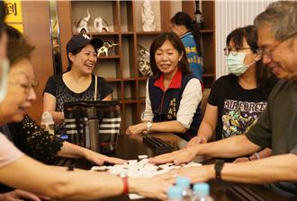 新北林口区公所推乐龄桌游 长者直呼：比扑克牌好玩