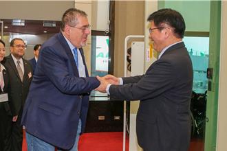 瓜國總統率團來台國是訪問　林佳龍伉儷親赴機場接機