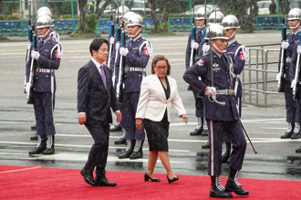 馬紹爾總統軍禮淋雨不禮貌？綠委解釋外交慣例