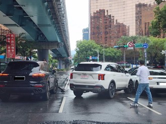 多元小黃切車道遭撞擊　左右連撞竟都是「保時捷」