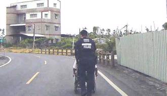 輪椅阿北看診返家滿身大汗 東港暖警「助推」護送返家