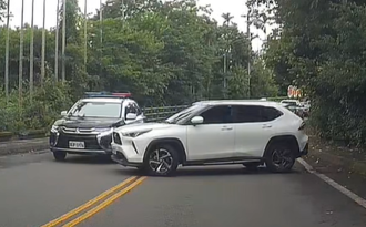 休旅车跨双黄线「违规迴转」 警车秒出现！结局好佛心