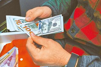 美元慘貶 報復稅恐再補刀