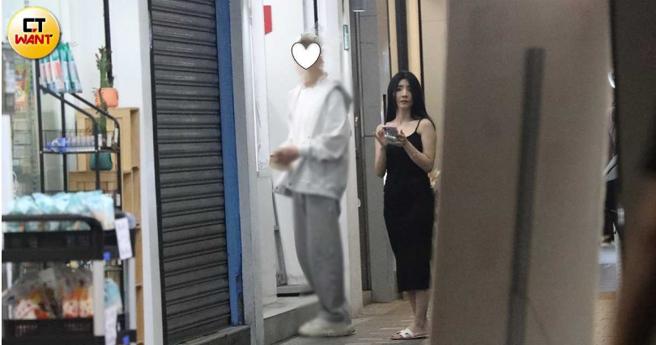 艾融與男友一同去買飲料。(圖/本刊攝影組)