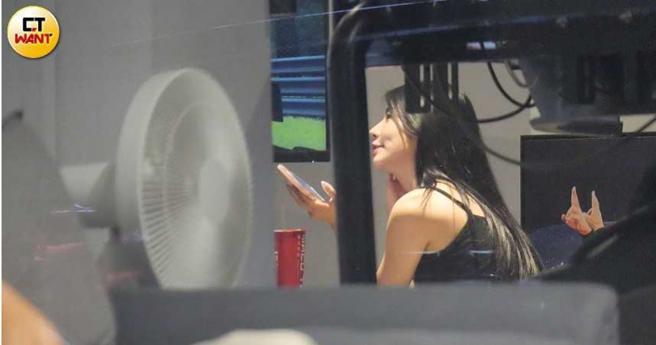 男友專心玩遊戲時,艾融便獨自靜靜地陪在一旁滑手機微笑。(圖/本刊攝影組)