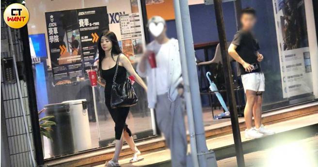 離開賽車模擬器中心後兩人步行去牽車。(圖/本刊攝影組)