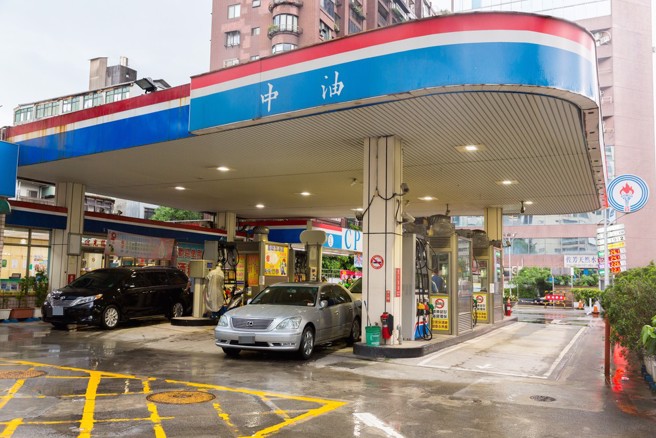 中油呼籲民眾加油「跳停」即可，若硬要加滿會增加油氣逸散。（圖：shutterstock／達志）