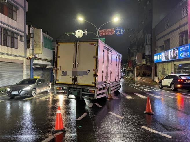 台南市北區公園路左轉和緯路一帶，3日深夜11時許突有一輛大貨車「騎上」分隔島，猛烈撞擊更讓號誌桿傾斜搖晃，所幸車內駕駛並無大礙。（讀者提供／李奇叡台南傳真）