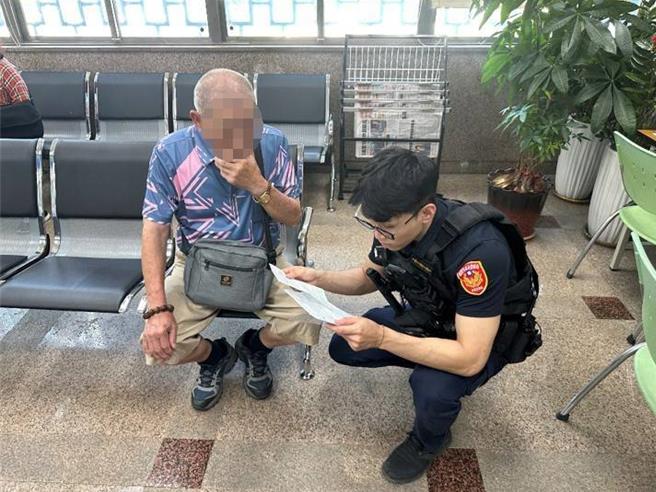 桃園市觀音區68歲羅姓老翁,日前在通訊軟體上接獲不明人士加好友,對方謊稱是其孫女,因為手機遺失換了新帳號,並表示最近剛搬新家需要20萬元買家電,羅翁未詳加查證,3日下午到新坡郵局準備匯款時,被機警行員察覺異狀,通報警方到場及時阻詐。(警方提供)