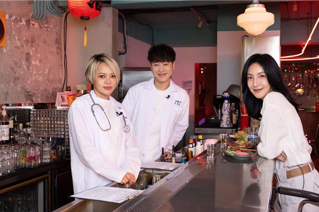 《娛樂百分百》YT頻道打造愛情諮詢單元《Dr.愛玲啊的愛情診療室》,戴愛玲(左)聯手小賴(中)共同為善男信女解決愛情難題,首集迎來幸福人妻楊謹華(右) (華納音樂提供)