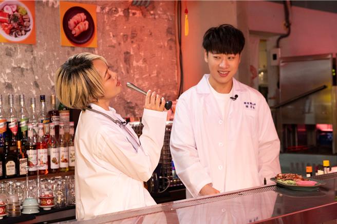 戴愛玲(左)聯手小賴(右)打造特別企劃《Dr.愛玲啊的愛情診療室》。(華納音樂提供)