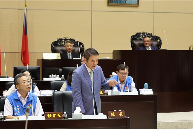 苗栗县长锺东锦日前在县议会定期会上怒斥教育部在耍赖。（谢明俊摄）