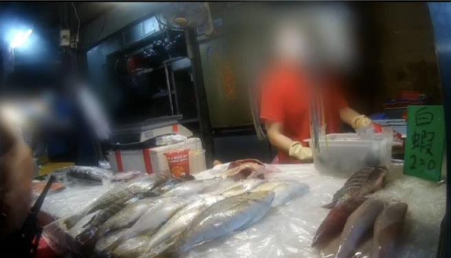 高雄市鳳山區工協市場，2攤老闆與老闆娘為客人起口角，演變成推擠衝突全進到醫院，驚動警方到場排解。（警方提供／任義宇高雄傳真）