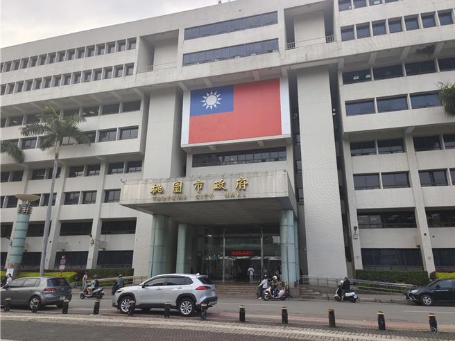 桃园市政府51岁张姓职员今天中午在市府地下停车场，驾车时身体不适昏迷发生车祸。消防员获报赶往，尝试拍打车窗希望唤醒张男，但张男没有反应，消防员只好破窗救援，目前已经送医治疗。（本报资料照片）